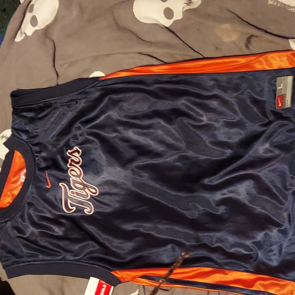 Baseball season! Nike x mlb nwt detroit tigers team reversible jersey.